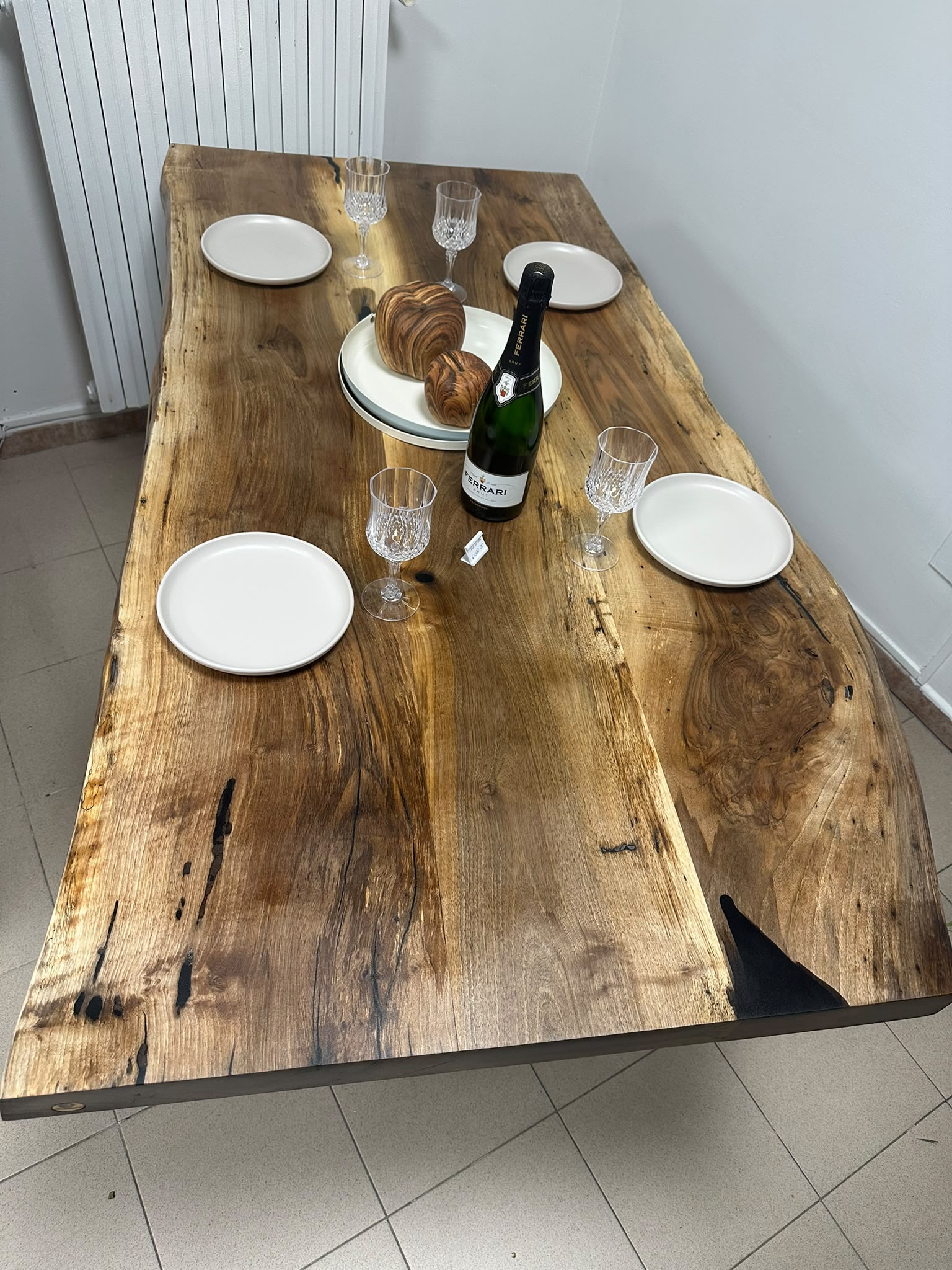 Tavolo da pranzo 160-260 cm con bordo vivo in legno massello di noce