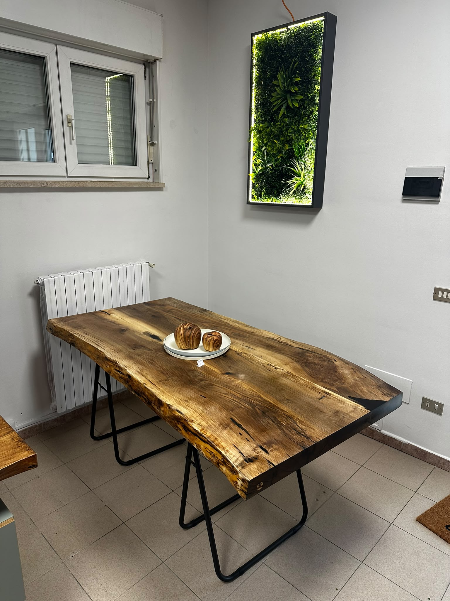 Tavolo da pranzo 160-260 cm con bordo vivo in legno massello di noce - immagine 2